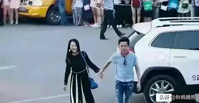 51岁的何炅，牵手54岁的杨钰莹，年过半百的俩人，画面温馨！