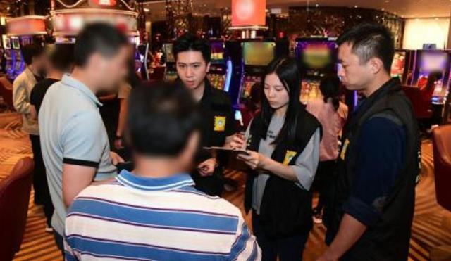 赌客赢80万，全程陪赌的澳门“扒仔”要求分20万，被拒后暴力抢夺