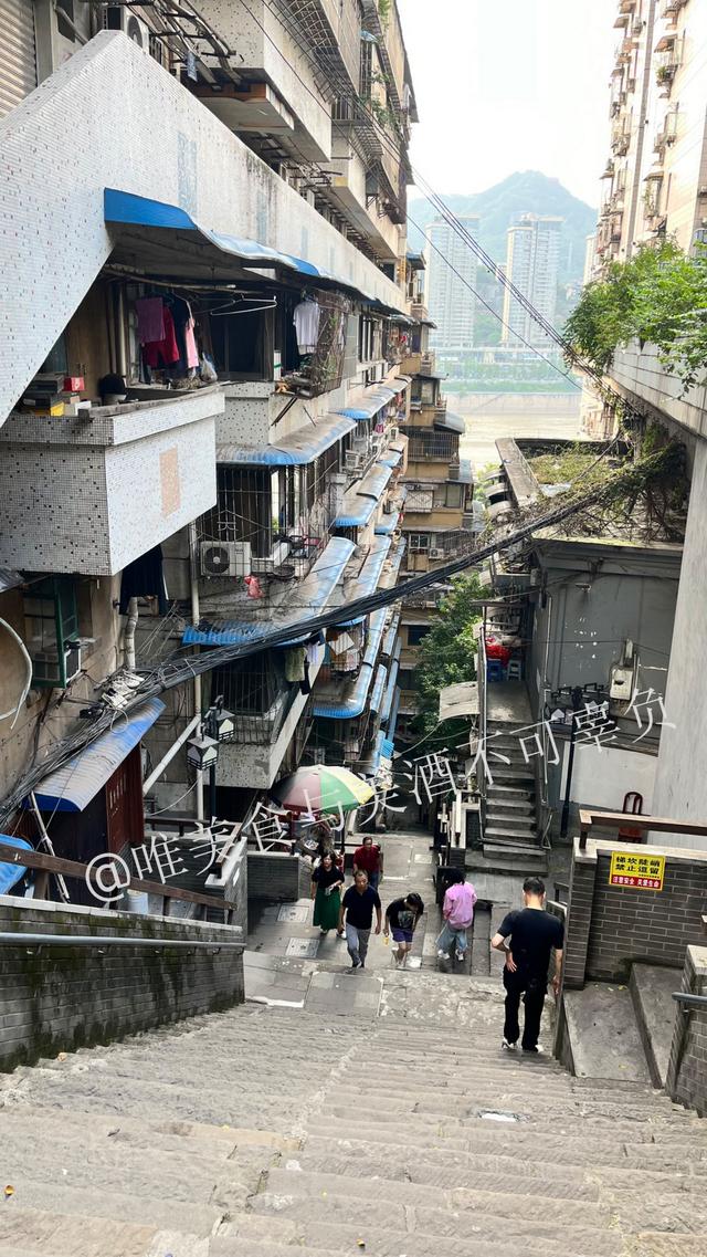 白象街的楼梯和过江缆车，较场口的棒棒，以及没有了烟火的十八梯