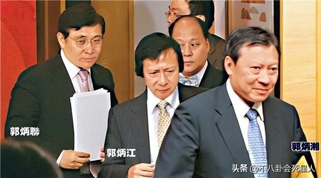 香港四大家族没落：李嘉诚父子撤退，郑裕彤儿子负债李兆基家躺平