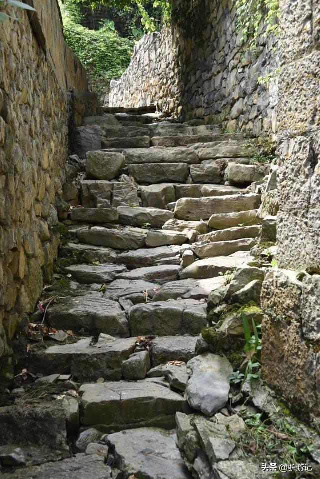 雨补鲁，天坑里的600年古村落，至今仅有一条路进出！