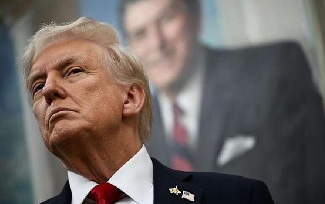 特朗普亲口下令，对华加税100%，但他没想到：中国已看清他的底牌