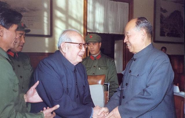 叶剑英担任北平市委副书记，顶头上司是谁？他也官至正国级