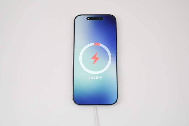 谷歌25W Qi2.2磁吸无线充电器评测：实测输出功率高达29W！