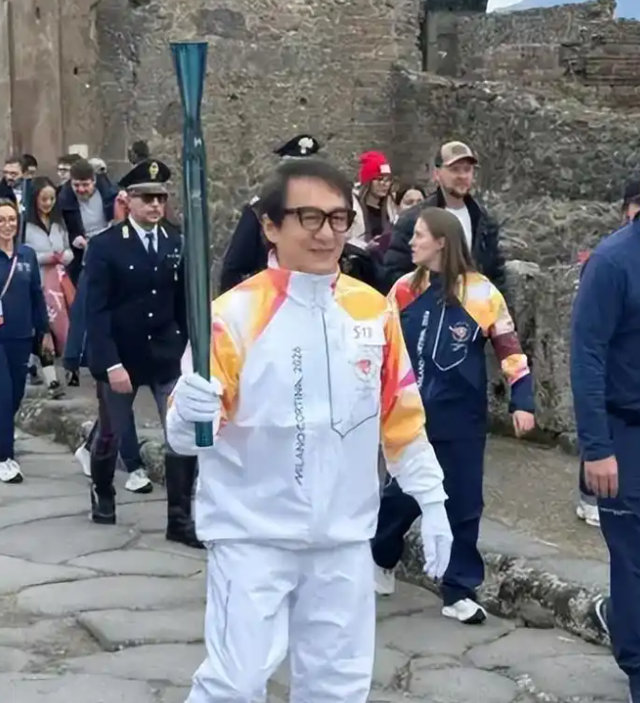 官媒对成龙的称呼变了，三字之差释放强烈信号，王晶的话有人信了