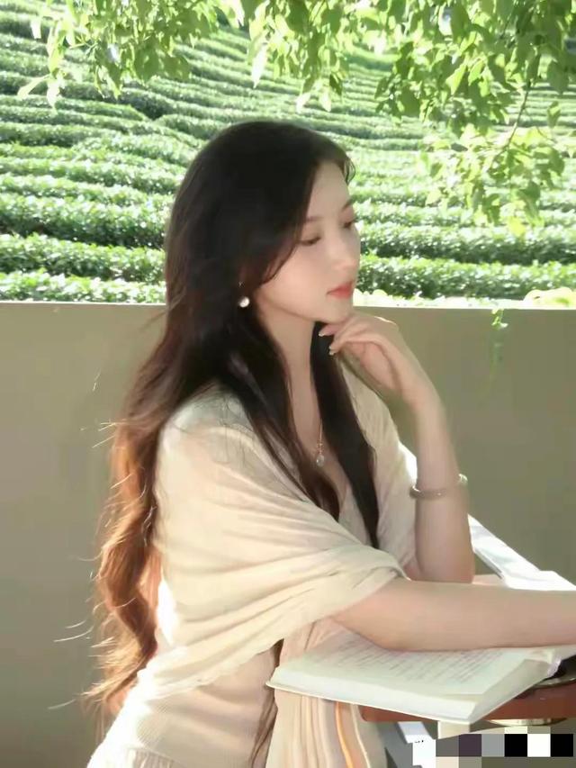 江西一校花好漂亮， 身高169cm，体重50kg 美的让人移不开眼