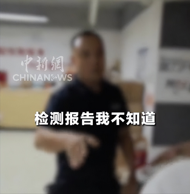 太猖狂！记者被打后续：警方介入，厂家底裤被扒光，这下摊上事了