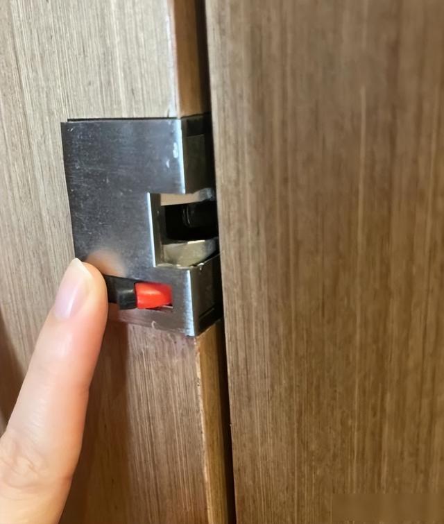 前台保洁提醒：住酒店时	，一定要检查这“4个地方	”，这是为啥？