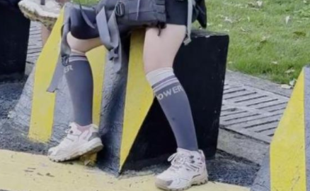 广东女子登山脚崴，被陌生小伙背40分钟下山，恶心的一幕出现了