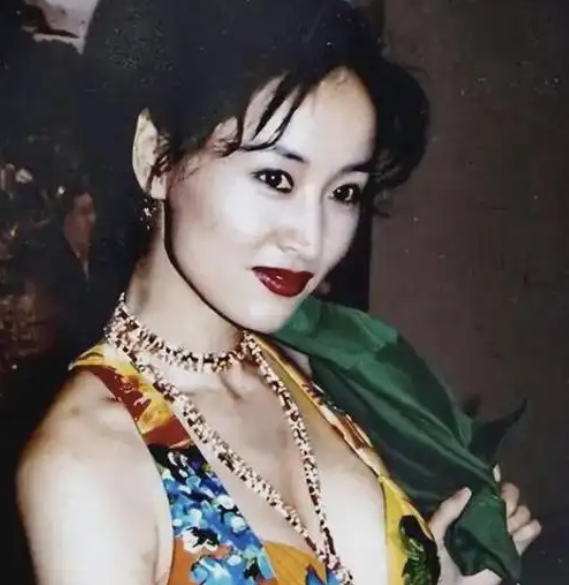 香港第一情妇：她曾是张艺谋白月光，被黑道打掉子言，现如何了？