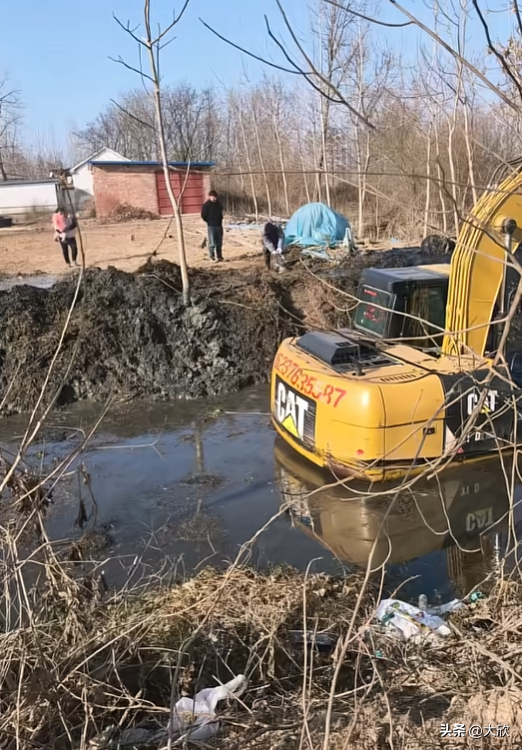 大鹅神秘消失后续：水塘抽干，淤泥被翻	，网友质疑主人是炒作