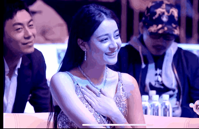女明星自由穿搭引发争议，漏内裤，漏半乳。引发社会关注