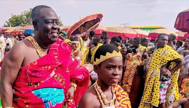 非洲的“黄金部落”：酋长有80个老婆，就连女性的内衣都是镶金的