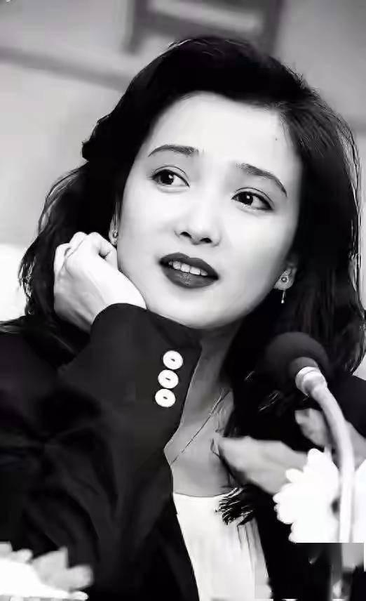 何晴葬礼举行！儿子手捧骨灰，遗像曝光惹泪目，廖京生现身送别