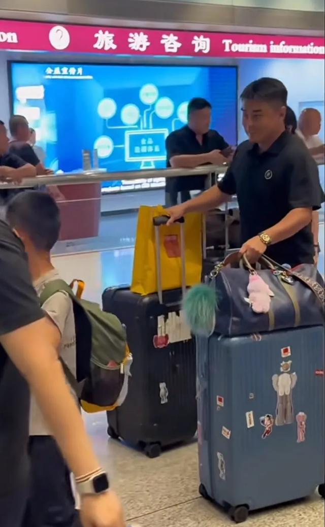 国乒暴雨天落地北京，王楚钦王曼昱等待拿行李。两天后出发瑞典！