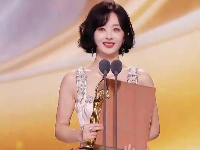 和景甜闪婚传闻仅2个月，冯绍峰再次官宣喜讯，赵丽颖也高攀不起