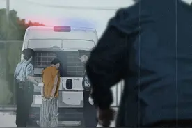 富婆听了个神秘录音后，非要帮抢劫她的人减刑，全家人都拉不住图片