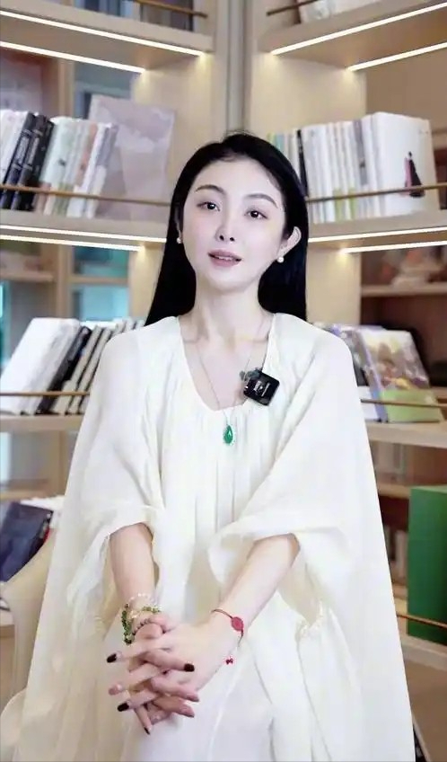 “买英国精子生3娃”的山东女人，7年后现状曝光，一年百万开销