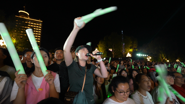 音浪全开，乐动春城！音乐盛宴点燃初秋之夜！