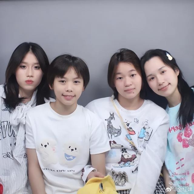 全红婵瘦了，晒与队友大头贴合照