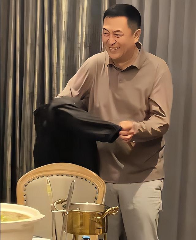 与王海燕离婚传闻真相大白1年，55岁张嘉益近况曝出，一点不意外