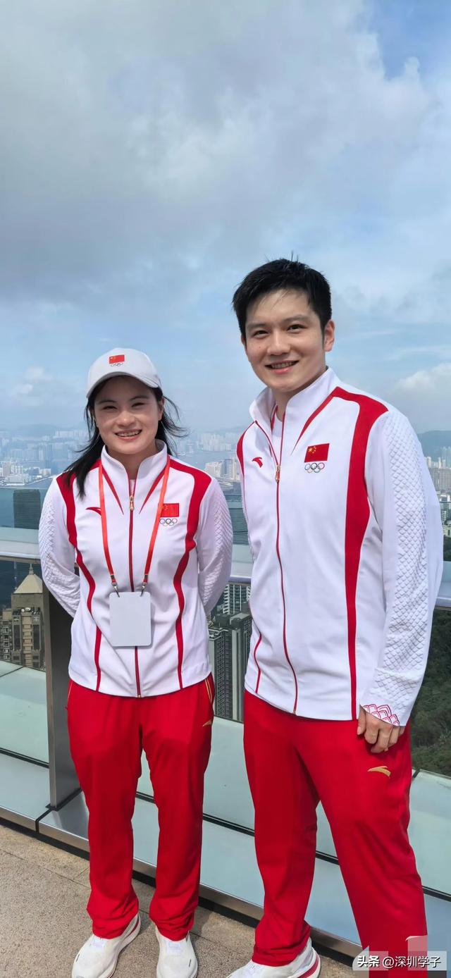 又是没见过的照片，港澳行时樊振东跟双胞胎姐妹的合照，青春飞扬