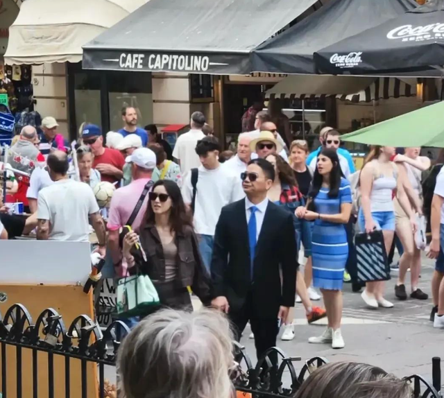 刘强东章泽天久违合体仅3天，令人恶心的一幕上演，杨颖也被牵连