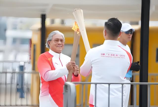 郭晶晶也没想到，79岁公公霍震霆再破天花板，让整个豪门圈沉默了