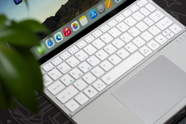 把iPad瞬间变成“MacBook”，百元价位YIRF折叠键盘的真香评测