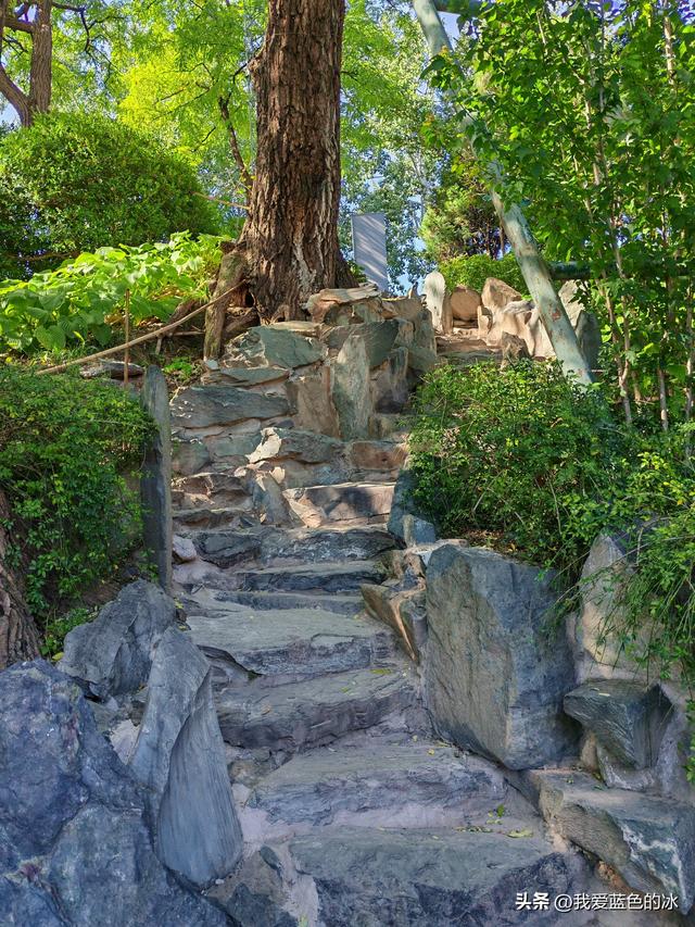 参观北京恭王府，过去一直觉得这是小景点，没想到游客居然这么多