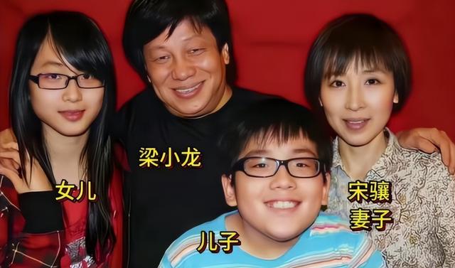 一场追悼会	，戳穿了梁小龙在香港的真实地位，原来成龙没说谎！