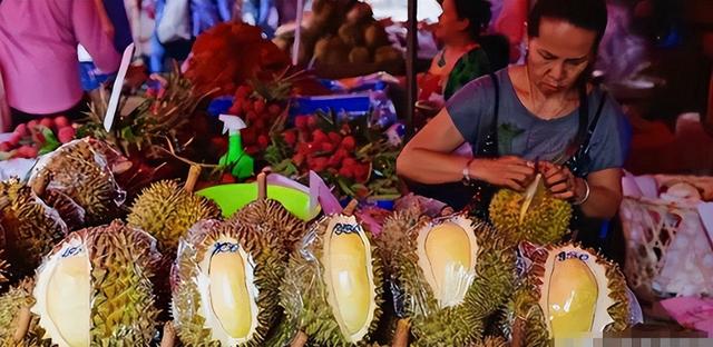 泰国大量水果腐烂，因为摊上的一句中文，中国游客：自己留着吧