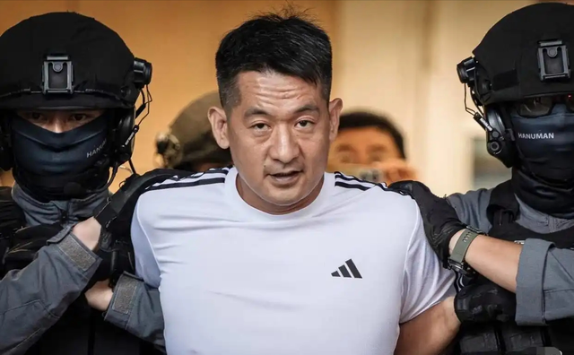 大快人心！2.7万亿电诈主犯佘智江被押解回国！下飞机时腿都软了