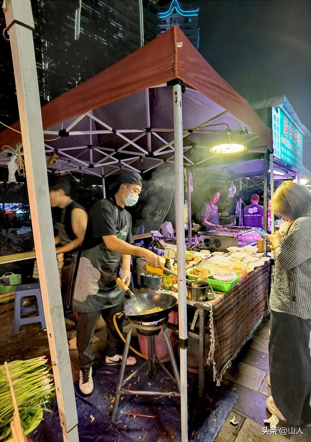 西双版纳的江边夜市