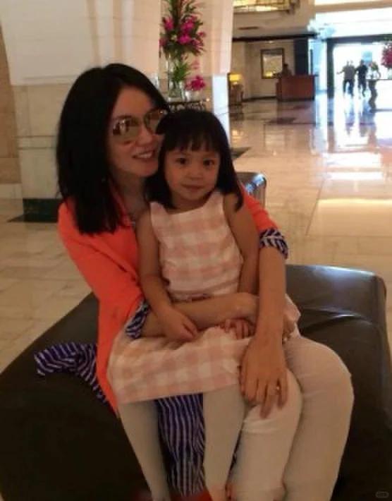 赵薇母女现身北京机场，15岁女儿一头黄毛，穿搭比50岁妈妈还成熟