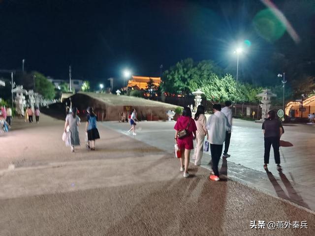 华清宫外的夜色，是文旅的尴尬，居民的闲娱，游客的懵逼
