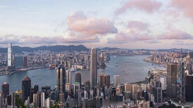 30年前，香港GDP是上海的6倍，新加坡GDP是上海的3倍，现在呢