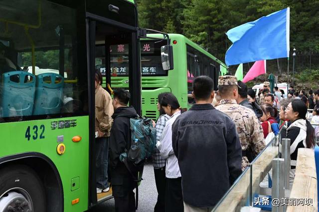 九寨沟国庆迎客流高峰 新交通网络激活金秋旅游市场
