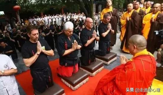 释永信塌房后，家人藏不住了！大哥开武校，二哥住豪宅，四弟出家