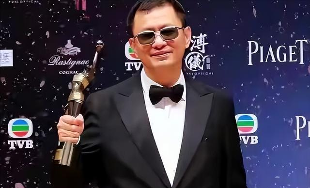 陪睡陪玩只是冰山一角！袭警、集体嫖娼、舔手指，各个离谱且意外