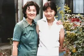 1980年，洪晃和母亲章含之的罕见合影，那年她19岁，气质高贵典雅图片