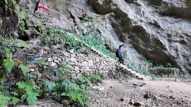 重庆深山神秘围墙，背后不仅藏着天然奇观，还发现人类生活的痕迹