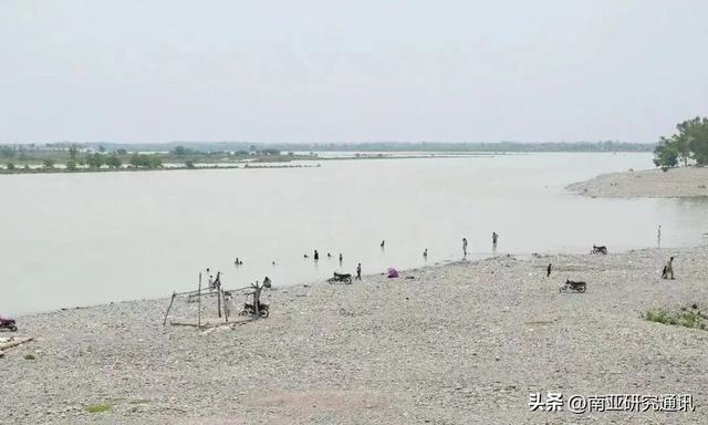 亲历 | 在巴基斯坦洪德渡口坐上漏水的船，重走玄奘取经路…