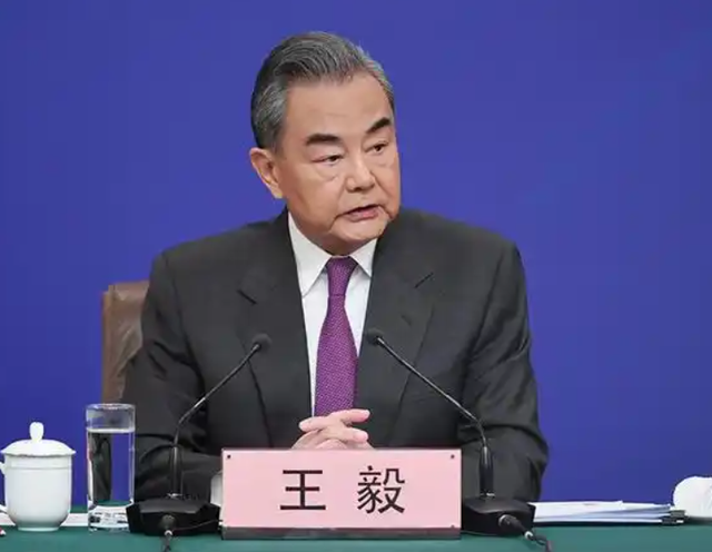 王毅外长立下大功，用美国最意想不到的方式，中国接下了“战书”
