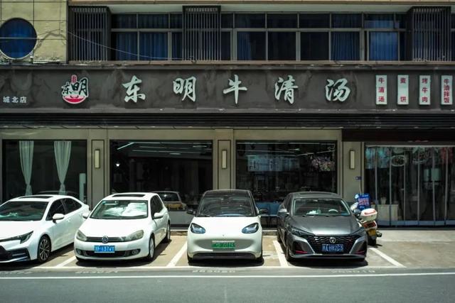 去了一个超绝松弛感小城，比起当卷王，这里的人更爱“活在当下”