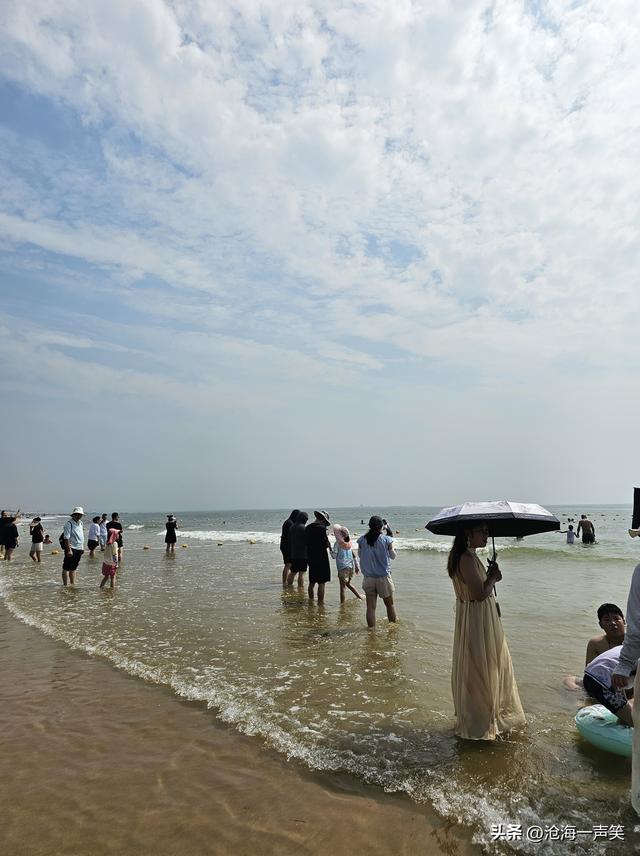 畅玩黄金海岸，金沙滩，银海湾，大海的阵阵涛声如雷贯耳！
