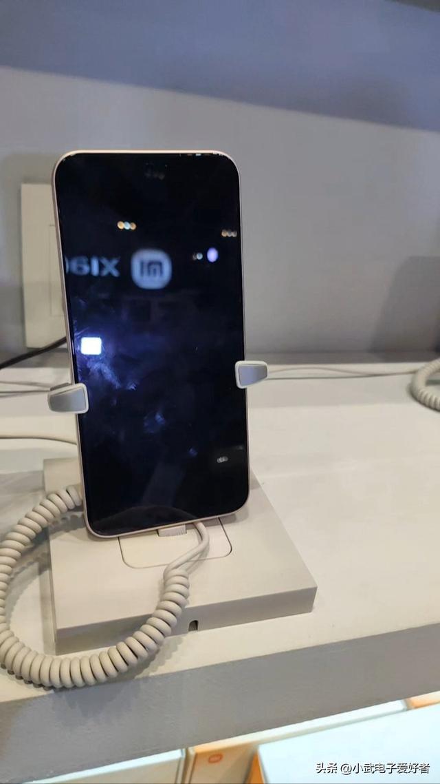 181g 轻薄抗摔！小米 15T Pro 真机曝光：古铜机身 + 徕卡圆角模组