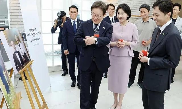 韩国总统夫人真不是一般人！端庄优雅气质超群，打破历史记录了