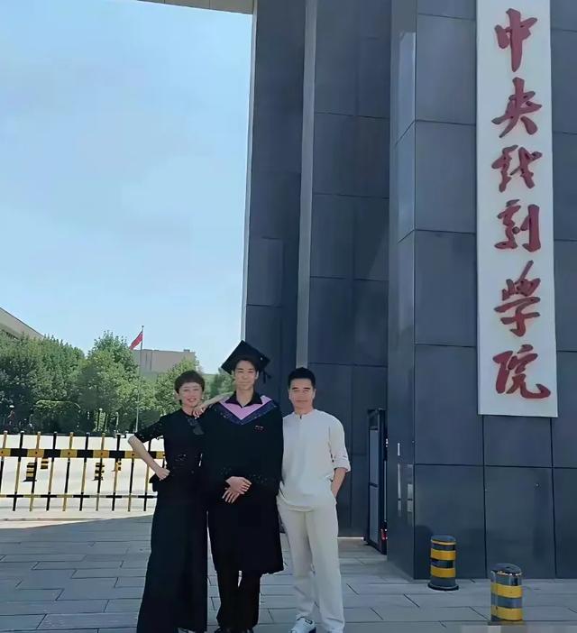 许亚军和儿子同框拍摄时尚大片,这是他和前妻何晴的孩子,叫许何