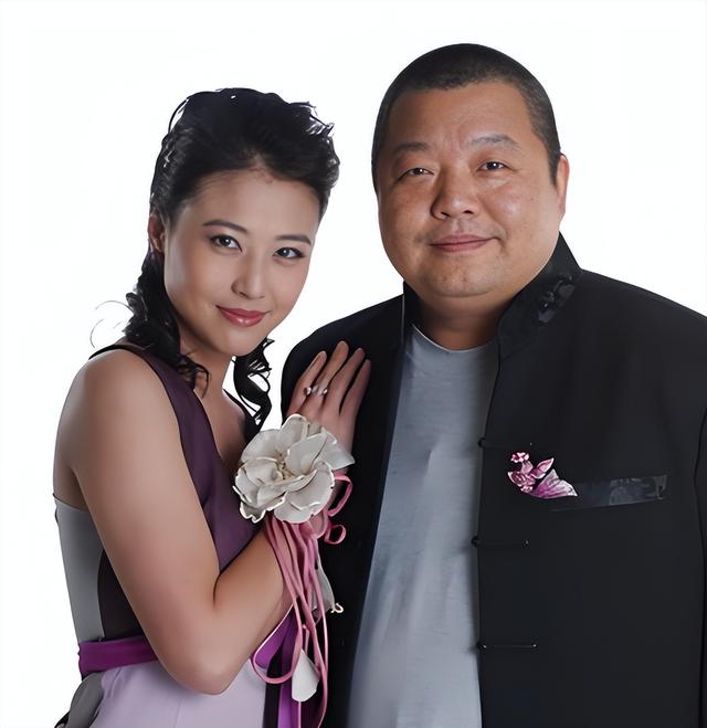 她连上5次春晚，私下却和恩师同居怀孕被骗流产，今57岁依然单身